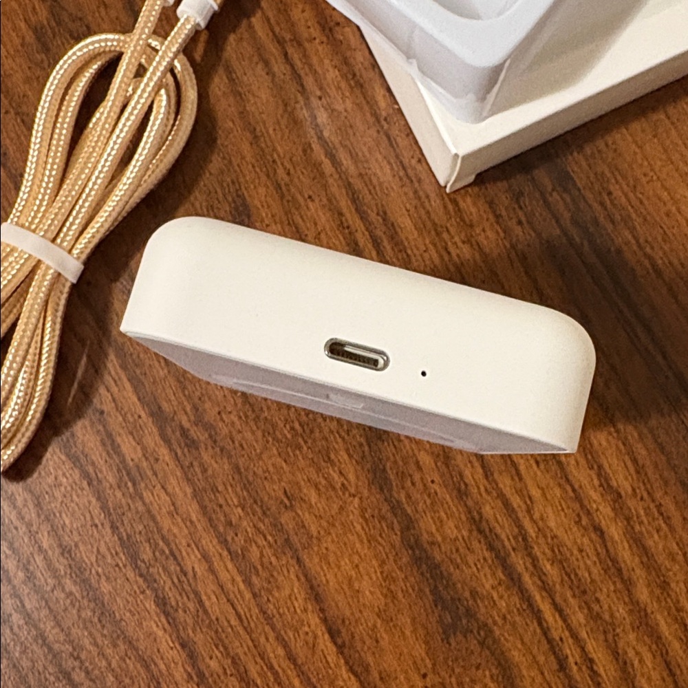 Magnetic Wireless Power Bank 10,000mAh Lightning to USB A - Picture 5 of 12
